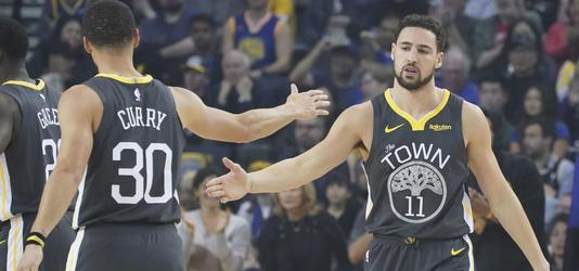  库里三分雨勇士主场浇灭鹈鹕